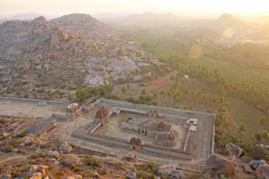 Sunrise Matanga tepe üzerinde Hampi. Yukarıdan, gökyüzünden aerophoto görüntüleyin. Hint Tapınağı Hampi güneş.