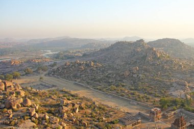 Sunrise Matanga tepe üzerinde Hampi. Yukarıdan, gökyüzünden aerophoto görüntüleyin. Hint Tapınağı Hampi güneş.