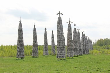Ahşap heykeller sanat Park Nikola Lenivets içinde. Rusya, Kaluga bölgesi. Mavi gökyüzü ve yeşil çimen.