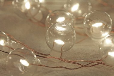 Noel ışıkları ya da yılbaşı Garland. Makro ışıkları yıldız şeklinde. Metin ve Noel ve mutlu yeni yıl kutlama için arka plan.