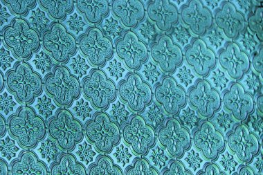 Mavi, denim ve tiffany arka plan cam. Soyut bir çiçek ve geometrik desenli eski vintage cam. Kopya alanı ile tasarım.