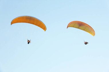 Paraşütler mavi gökyüzü. Parlak paraşütler gökyüzünde uçmak. Aşırı spor. Aşırı. Hindistan, Goa.