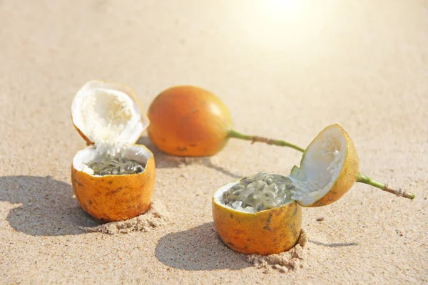 Drie Oranje Open Passievrucht Met Zaden Close Van Passievrucht Het — Stockfoto