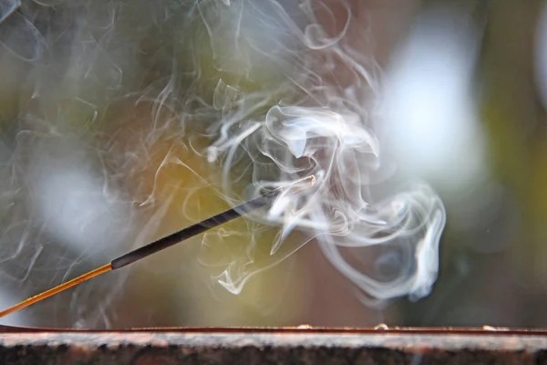 Pau Incenso Fumo Queima Incenso Belo Fumo Fundo Desfocado Design — Fotografia de Stock