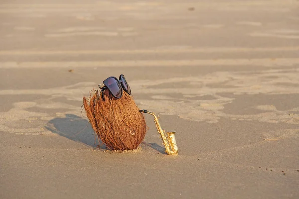 Een Kokosnoot Het Strand Met Een Zonnebril Speelt Een Gouden — Stockfoto