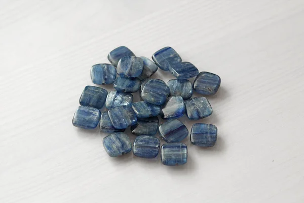 Beyaz ahşap arka plan üzerinde doğal mineral mavi kyanite — Stok fotoğraf