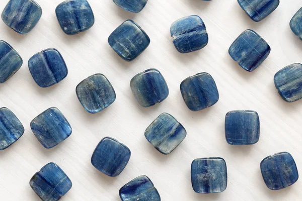 Naturale minerale blu cianite su uno sfondo di legno bianco — Foto Stock