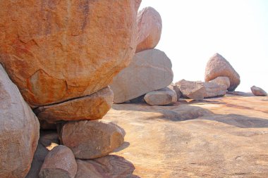 Fotoğraf Hindistan'da çekildi. Hampi, Hindistan'da büyük taşlar