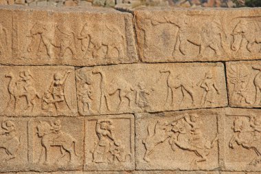 Hampi Tapınakları'nın duvarlarında taş kabartmalar. Oyma taş bir