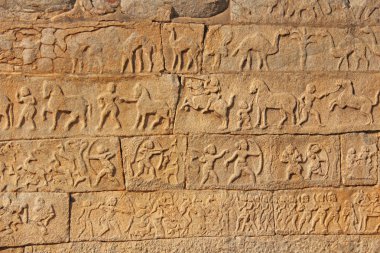 Hampi Tapınakları'nın duvarlarında taş kabartmalar. Oyma taş bir