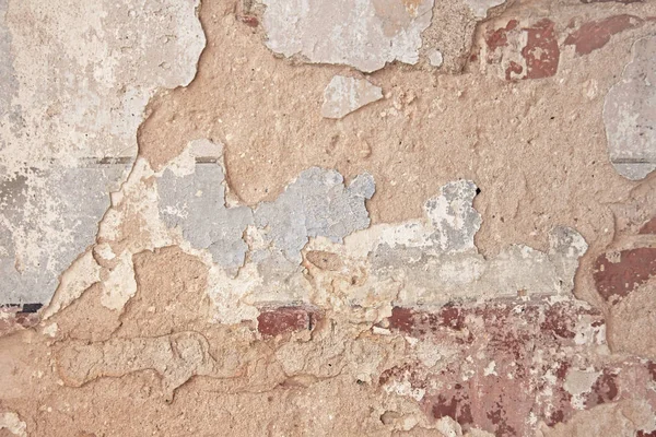 汚れたひび割れた壁を剥がす古いフレーク状の白い塗料。亀裂, — ストック写真