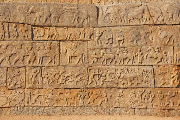 Baixo-relevos de pedra nas paredes em Templos Hampi. Esculpir pedra um — Fotografia de Stock