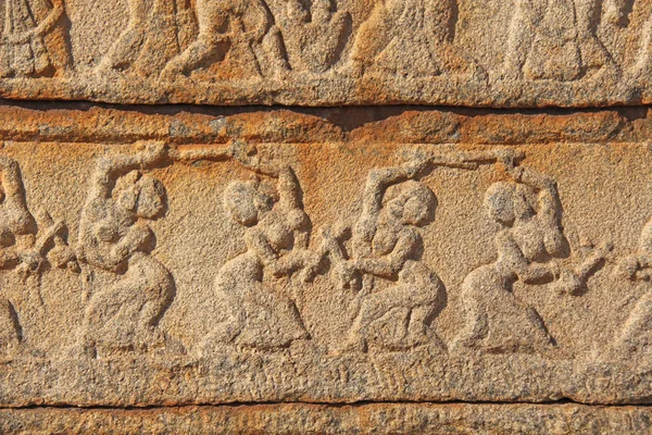 Bassorilievi in pietra sulle pareti dei Templi Hampi. Pietra da intaglio a — Foto Stock
