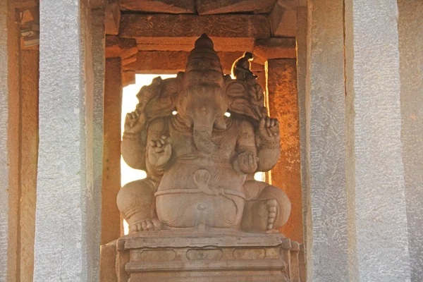 Santo templo de ganesha em Hampi por do sol, Karnataka, Índia — Fotografia de Stock