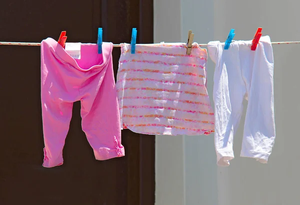 Kinderkleidung wird im Freien getrocknet — Stockfoto