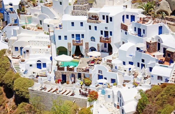 Foto aus dem Sommer. Santorini-Insel und weiße Häuser in der Nähe — Stockfoto