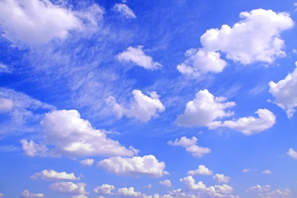 Cielo azul y nubes. Hermosas nubes blancas y cielo azul como espalda —  Fotos de Stock