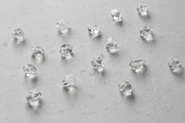 Rhinestone de piedra. Piedras transparentes naturales yacen en un moder gris — Foto de Stock