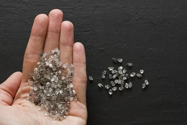 Nyers természetes gyémánt, grafit kvarc van a kezében. A szórás — Stock Fotó