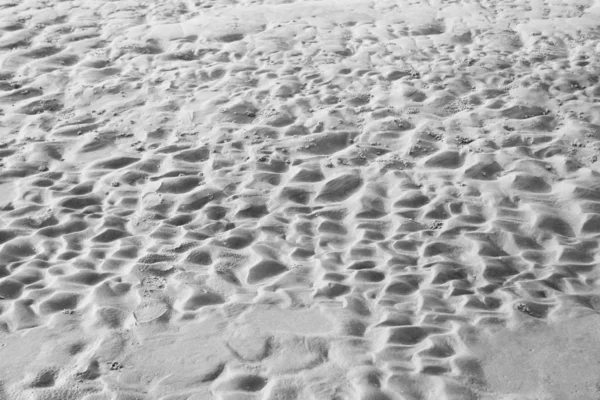 Fond gris. Fond de sable. Belles vagues et sable du — Photo