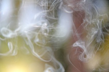 Tütsü sopa ve tütsü yanan duman. Güzel bir duman. B