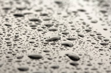 Arabanın Kaputuna Yağmur damlaları veya Su Damlaları. Yağmur Damlaları o