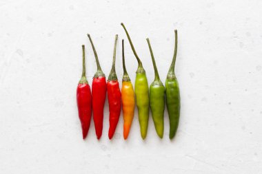 Arka plan veya beyaz tablo üzerinde kırmızı sıcak Chili Peppers. Bir sürü kırmızı