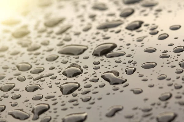 자동차 의 후드에 비 또는 물 방울. 비 방울 o — 스톡 사진