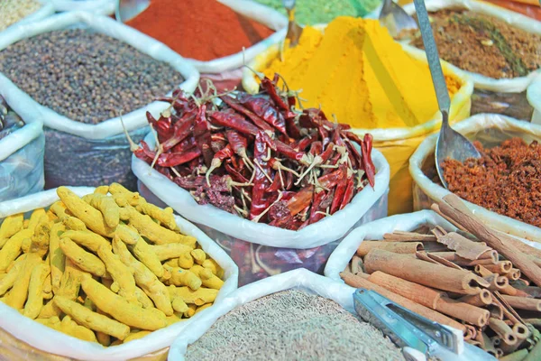Baharatlar Hindistan. Baharatlar Hindistan 'da piyasada satılır. Kırmızı biber — Stok fotoğraf