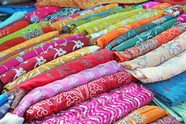 Sari. Tejidos de colores brillantes India. Está construido en el mercado. H —  Fotos de Stock