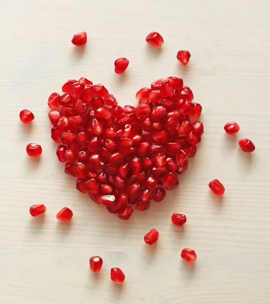 Rotes Herz aus Granaten. große reife rote Granate oder Granate. Früchte o — Stockfoto