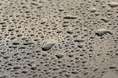 Arabanın Kaputuna Yağmur damlaları veya Su Damlaları. Yağmur Damlaları o