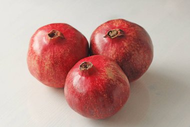 Büyük Olgun Kırmızı Granets veya Garnets. Kırmızı Olgun Nar Meyveler 