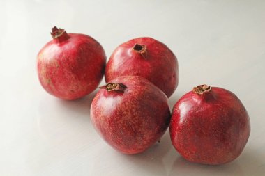 Büyük Olgun Kırmızı Granets veya Garnets. Kırmızı Olgun Nar Meyveler 