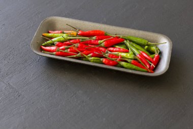 Kırmızı Acı Biber Siyah ve Koyu Modern Arka Plan veya Bla