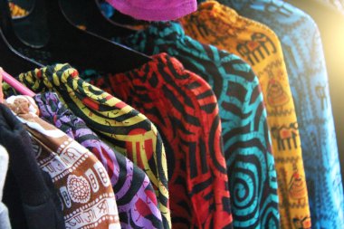 Parlak Pantolon üst üste askıları asmak. Kıyafetlerle vitrin. Cl