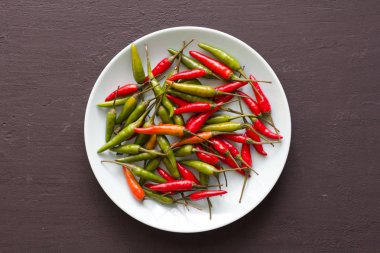 Kırmızı Acı Biber Siyah ve Koyu Modern Arka Plan veya Bla