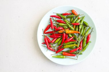 Kırmızı Acı Biber Modern Arka Plan veya Beyaz Masa, bir 