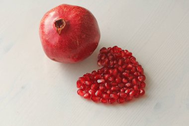 El bombalarının kırmızı kalbi. Büyük Olgun Kırmızı Granets veya Garnets. Meyve o