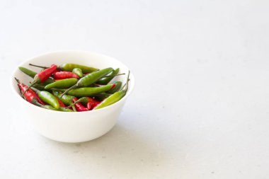 Kırmızı Acı Biber Modern Arka Plan veya Beyaz Masa, bir 