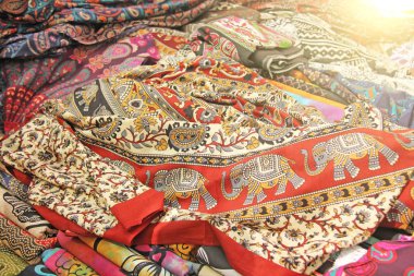 Fil Hindistan'ı olan kumaş. Bir desen li kırmızı oryantal kumaş bir