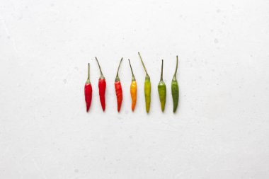 Arka plan veya beyaz tablo üzerinde kırmızı sıcak Chili Peppers. Bir sürü kırmızı