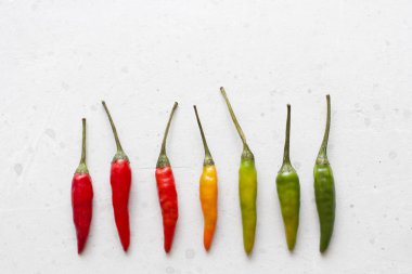 Arka plan veya beyaz tablo üzerinde kırmızı sıcak Chili Peppers. Bir sürü kırmızı