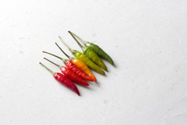 Arka plan veya beyaz tablo üzerinde kırmızı sıcak Chili Peppers. Bir sürü kırmızı