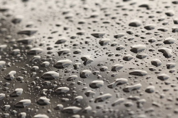 Gotas de chuva ou gota de água na capa do carro. Gotas de chuva o — Fotografia de Stock