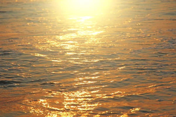 Golden and golden sea water at sunset or dawn. Beautiful sea sun — Stock Photo, Image