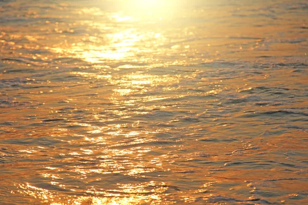 Golden and golden sea water at sunset or dawn. Beautiful sea sun — Stock Photo, Image