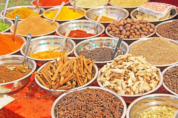 Indiska kryddor. Kryddor Indien säljs på marknaden. Kanel, PE — Stockfoto