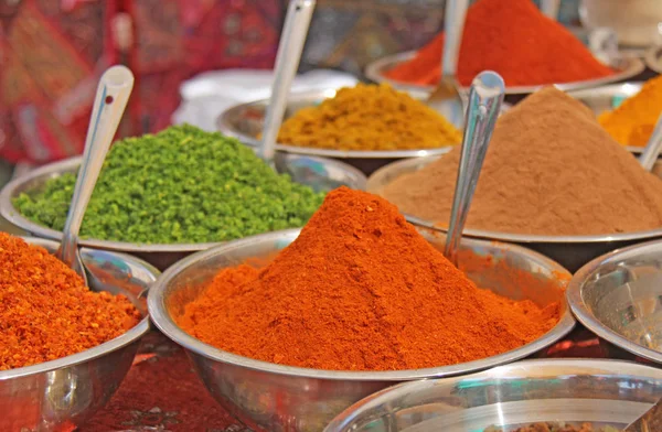 Hint baharatları. Spices Hindistan piyasada satılmaktadır — Stok fotoğraf