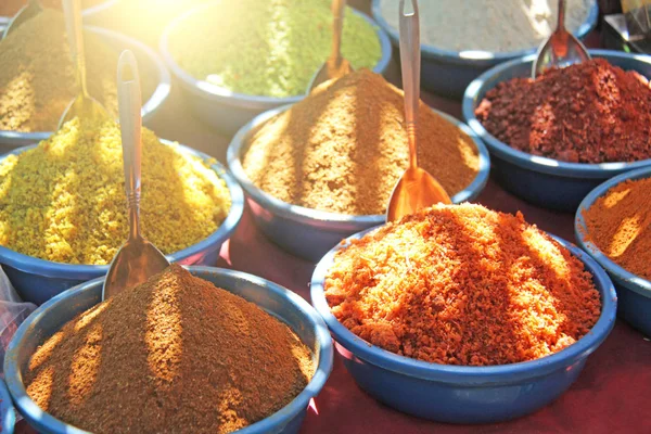 Специи Индии. Специи продаются на рынке Индии. Красный перец — стоковое фото